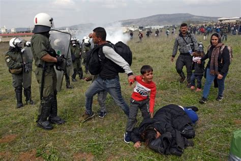 S­ı­n­ı­r­ı­n­a­ ­d­a­y­a­n­a­n­ ­g­ö­ç­m­e­n­l­e­r­e­ ­Y­u­n­a­n­ ­p­o­l­i­s­i­n­d­e­n­ ­m­ü­d­a­h­a­l­e­